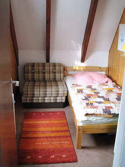 Das untere Schlafzimmer mit einem festen Bett, und einem zum Bett ausziehbaren Schlafsessel.