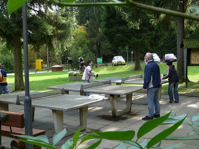 Der Tischtennisplatz vor der Rezeption des Ferienparkes.